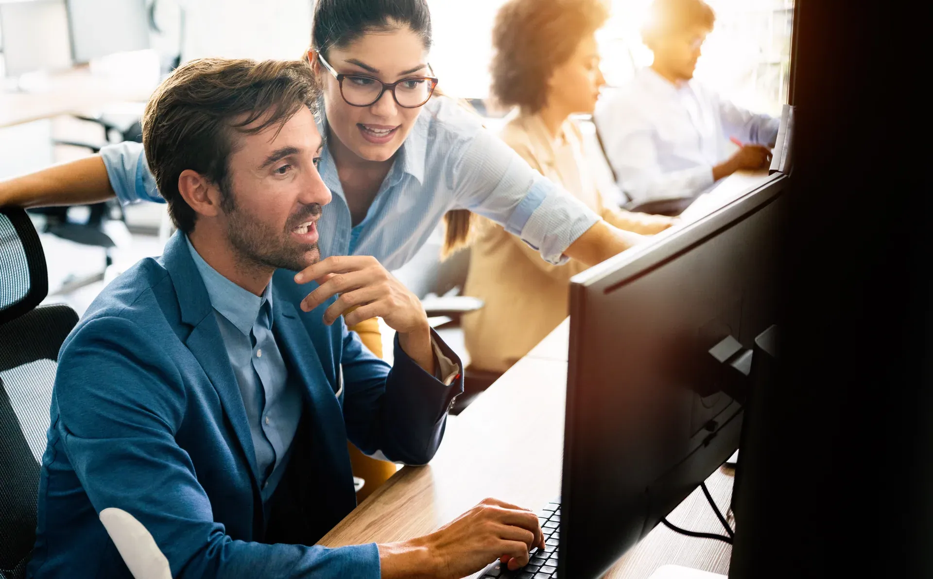 Team am Arbeitsplatz mit Microsoft-365-Applikationen